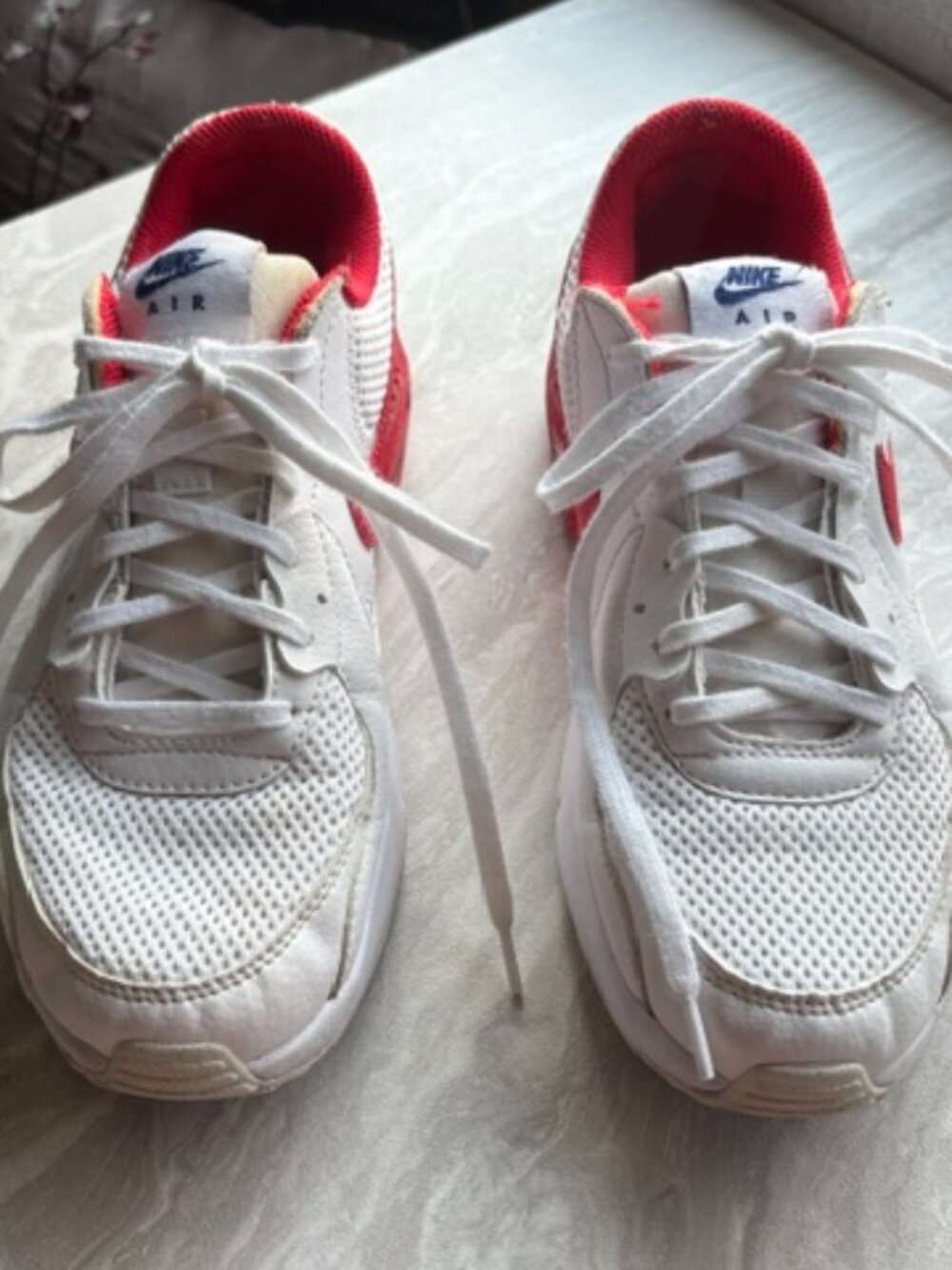 Nike Air Max – White & Red Classic Comfort Sneaker